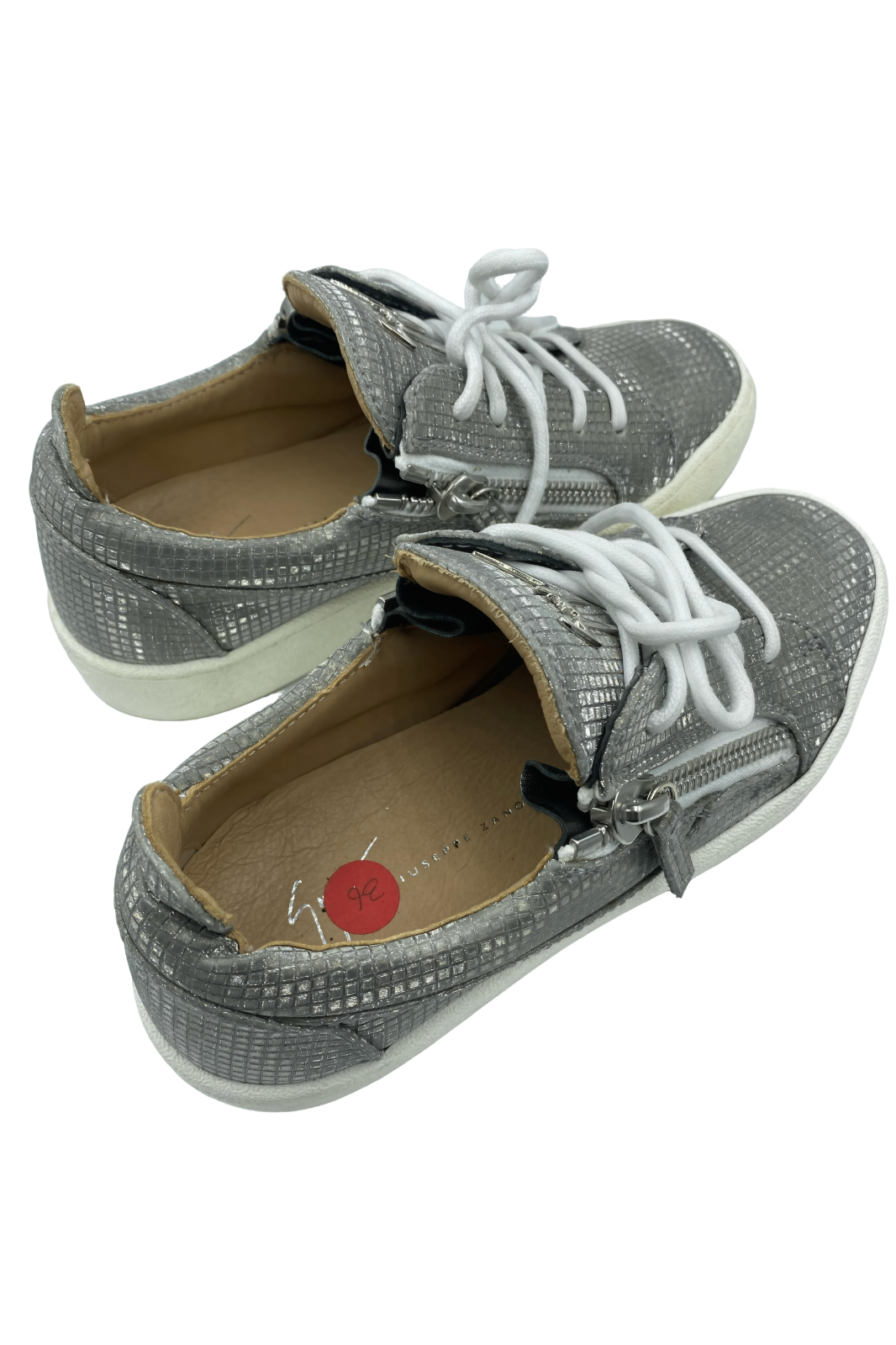 Tenis grises con textura tipo pitón y cierre lateral | Talla 36EU (23MX)
