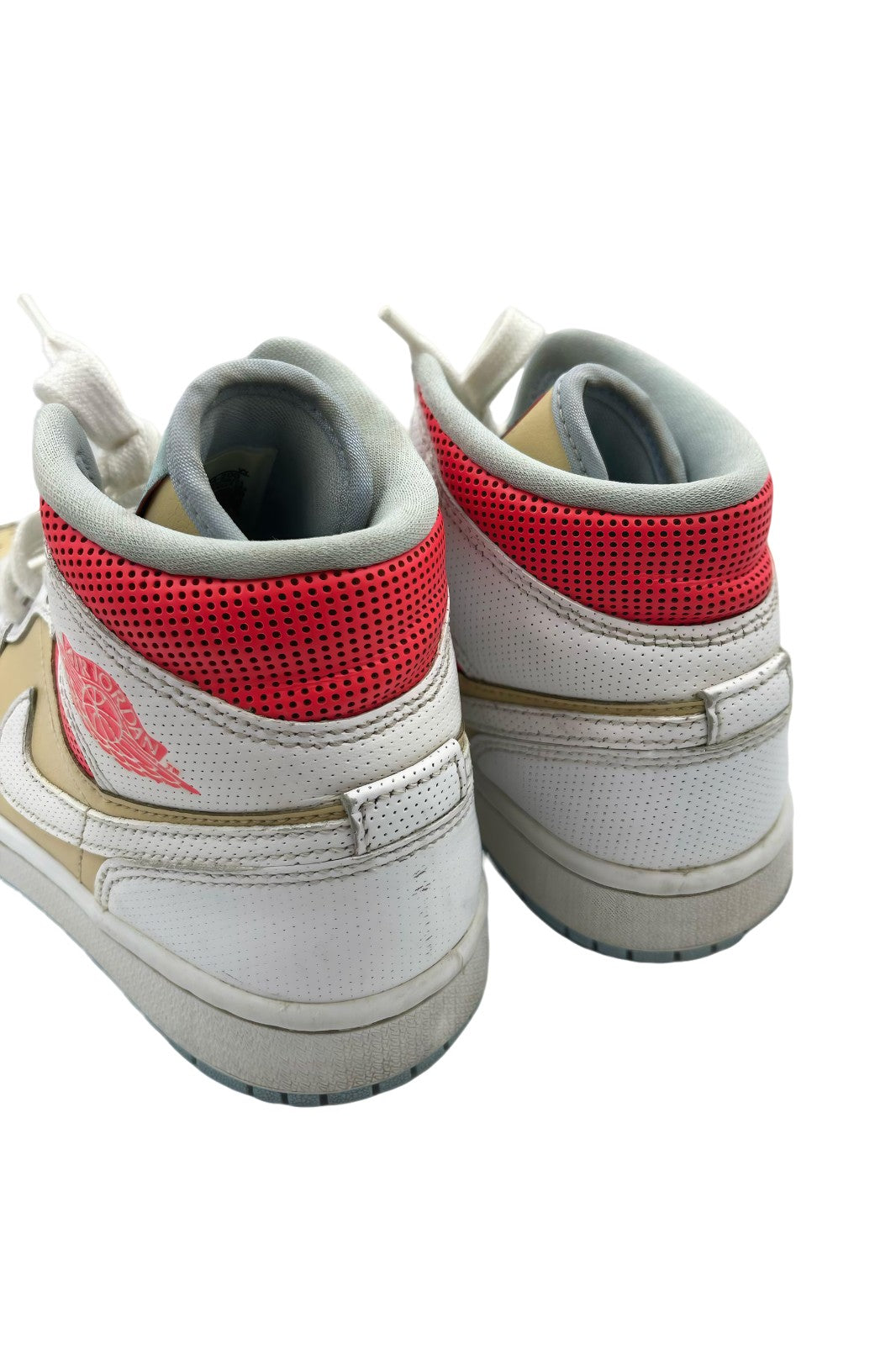 Tenis Air Jordan 1 Mid Beige con Blanco y Detalles Rojos | Talla 22.5 MX
