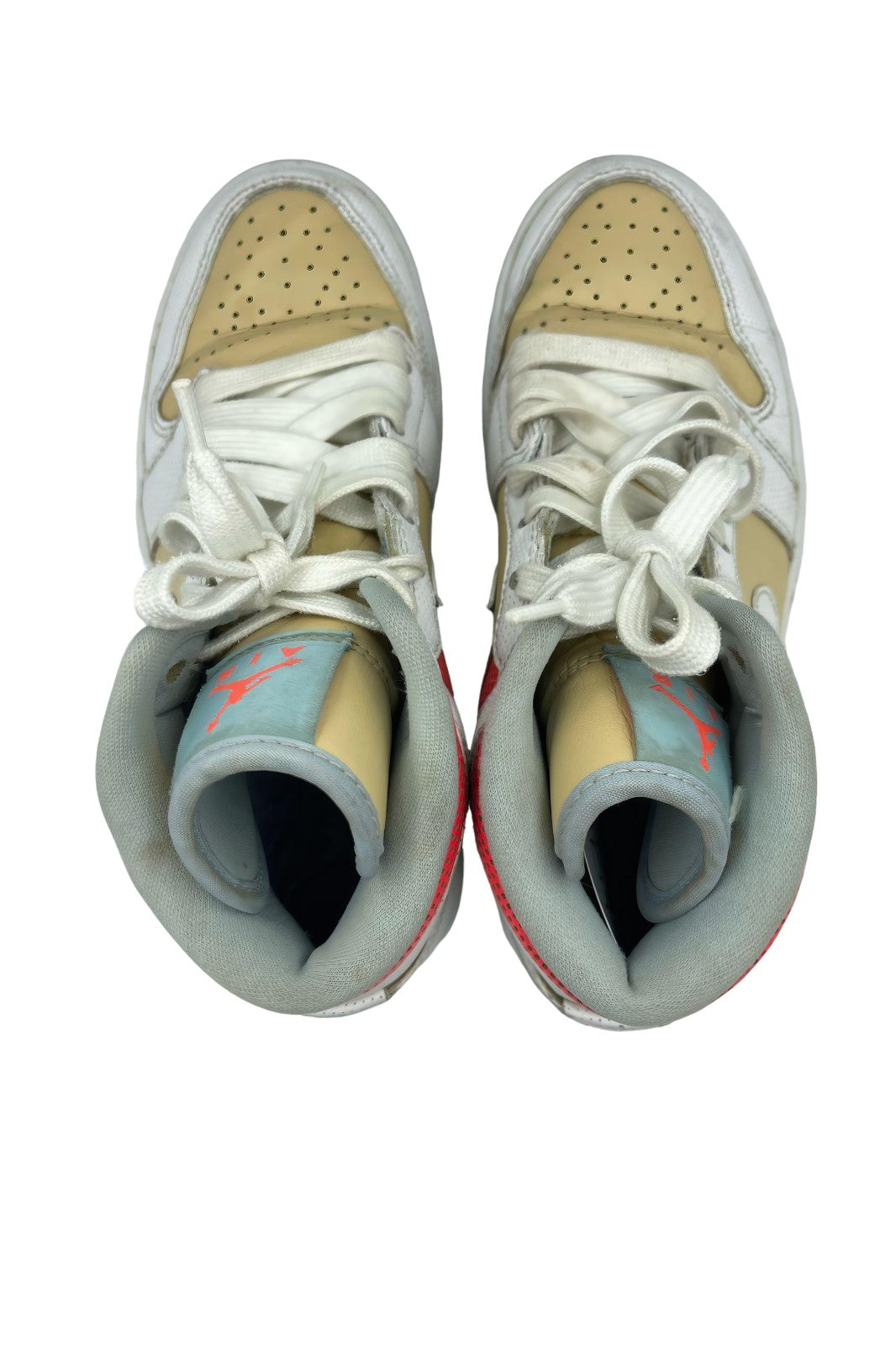 Tenis Air Jordan 1 Mid Beige con Blanco y Detalles Rojos | Talla 22.5 MX
