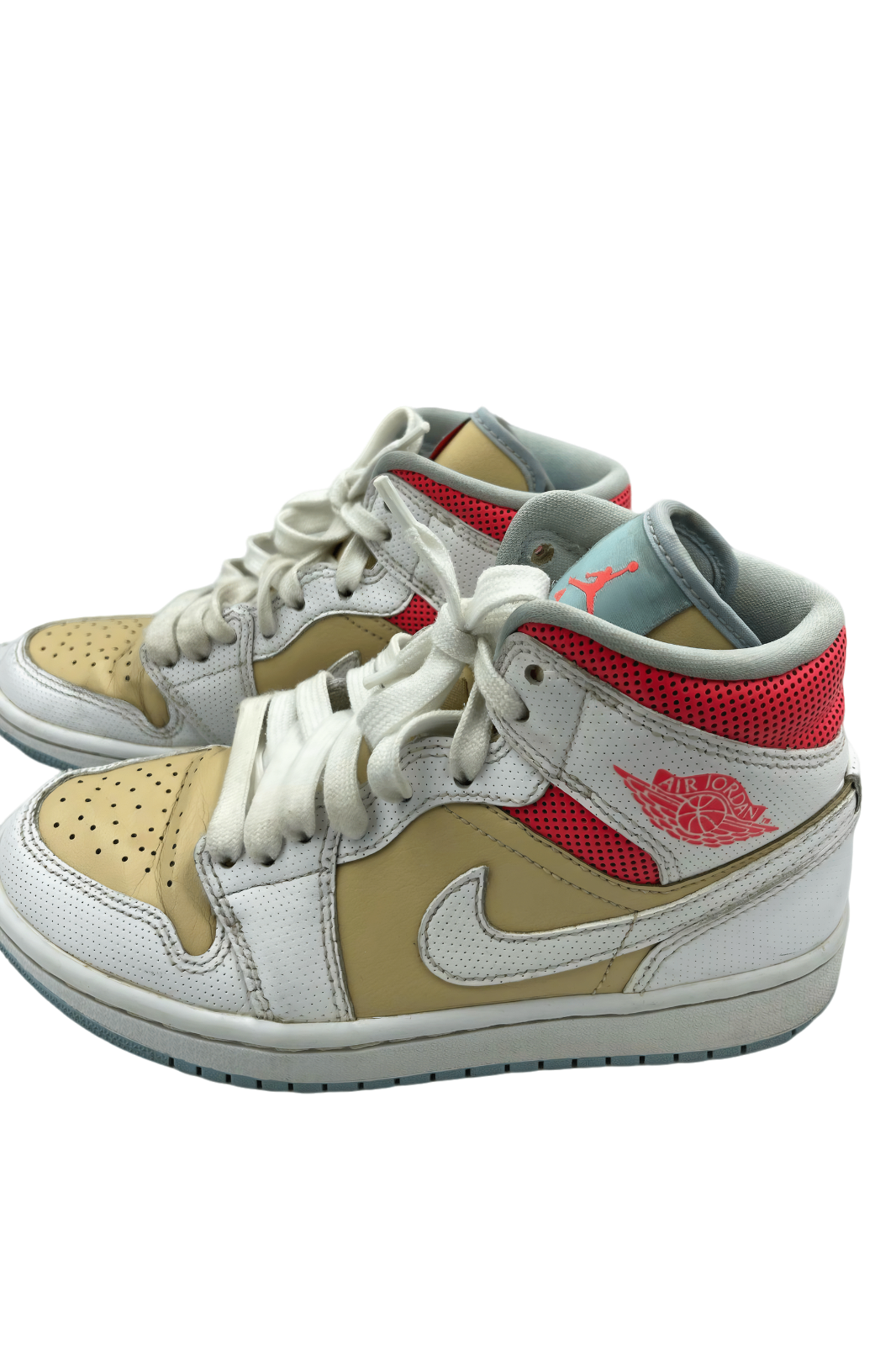 Tenis Air Jordan 1 Mid Beige con Blanco y Detalles Rojos | Talla 22.5 MX