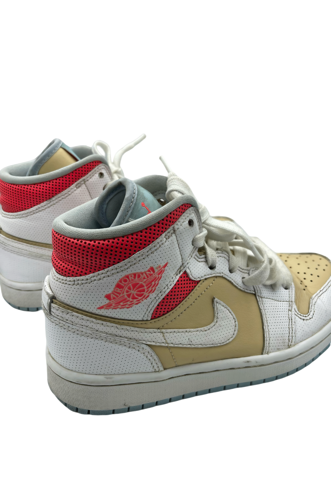 Tenis Air Jordan 1 Mid Beige con Blanco y Detalles Rojos | Talla 22.5 MX