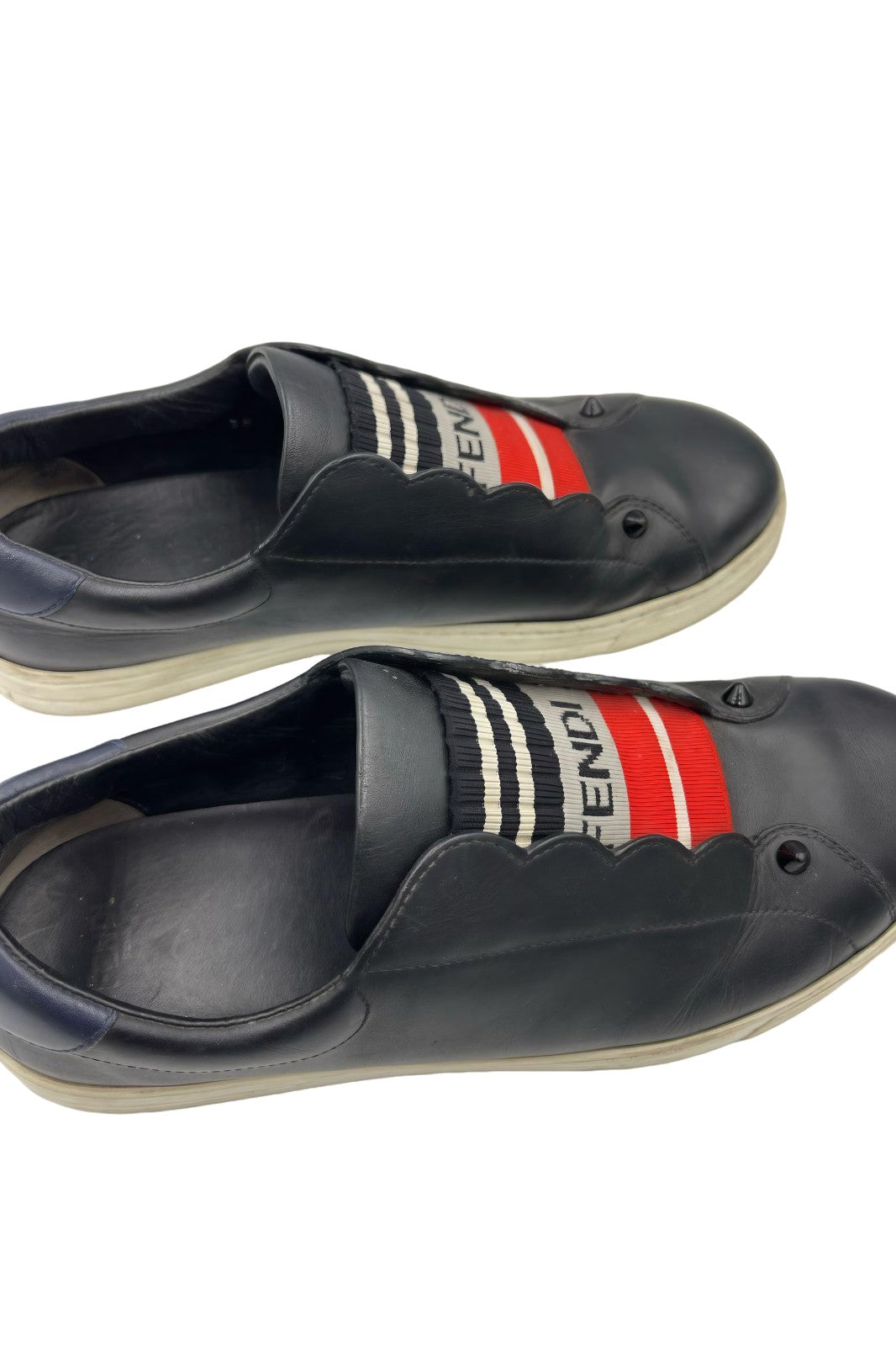Tenis Fendi Slip-On Negro con Detalles Rojos | Talla 24 y 25 MX