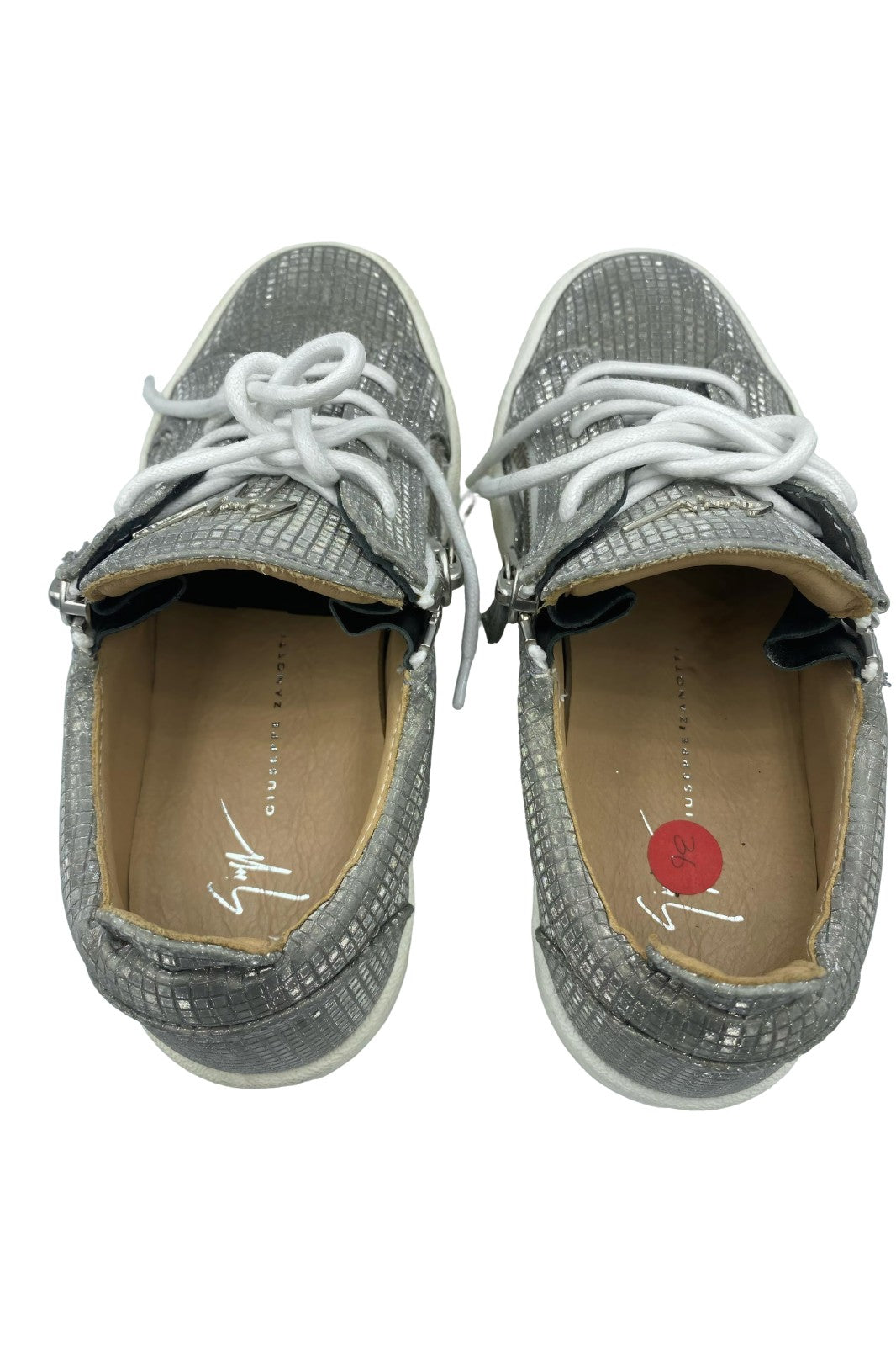Tenis grises con textura tipo pitón y cierre lateral | Talla 36EU (23MX)