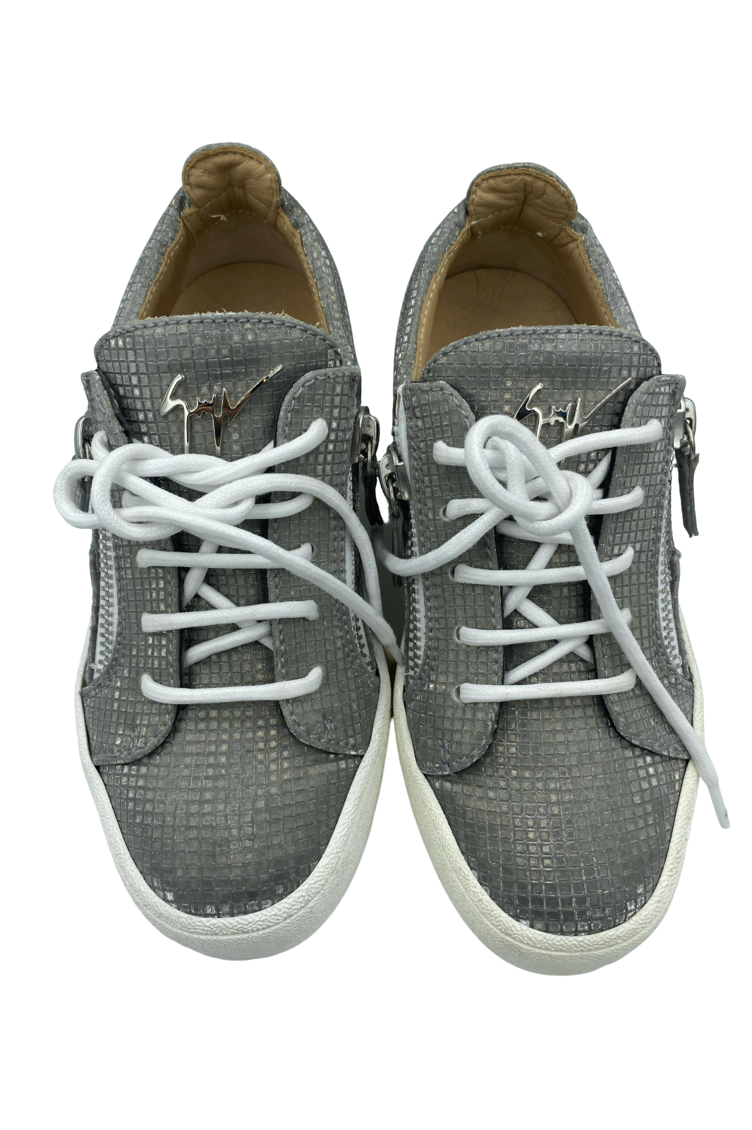 Tenis grises con textura tipo pitón y cierre lateral | Talla 36EU (23MX)