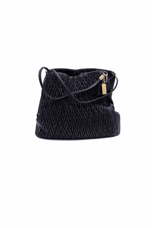 Bolsa negra de piel con forro morado y diseño texturizado