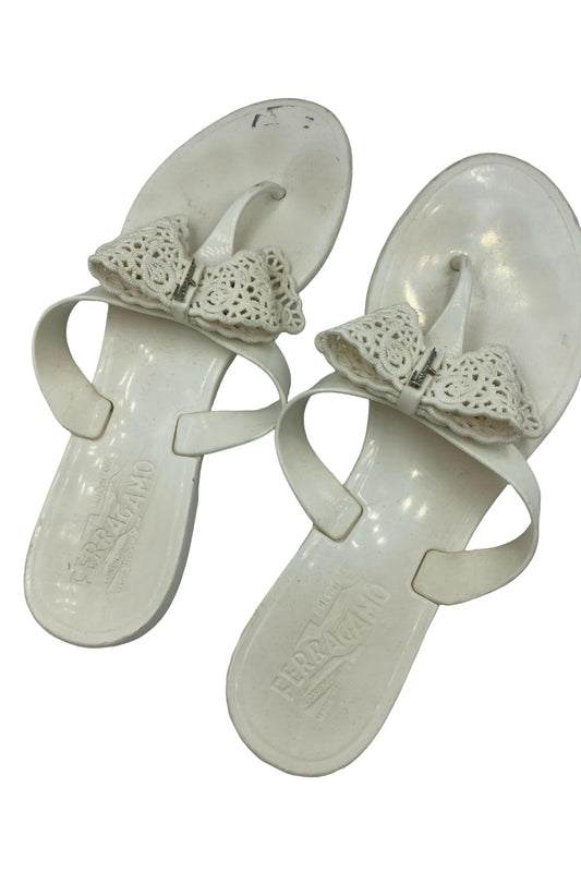 Sandalias Ferragamo blancas con moño tejido | Talla 25 MX