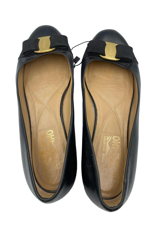 Bailarinas Salvatore Ferragamo negras con moño y herraje dorado | Talla 25 MX