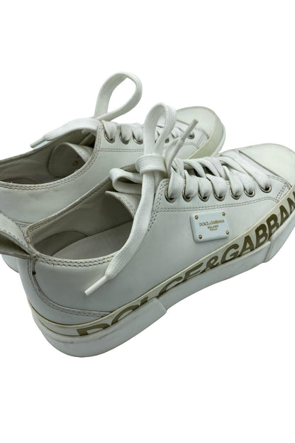 Tenis blancos con logo lateral dorado | Talla 24.5 MX