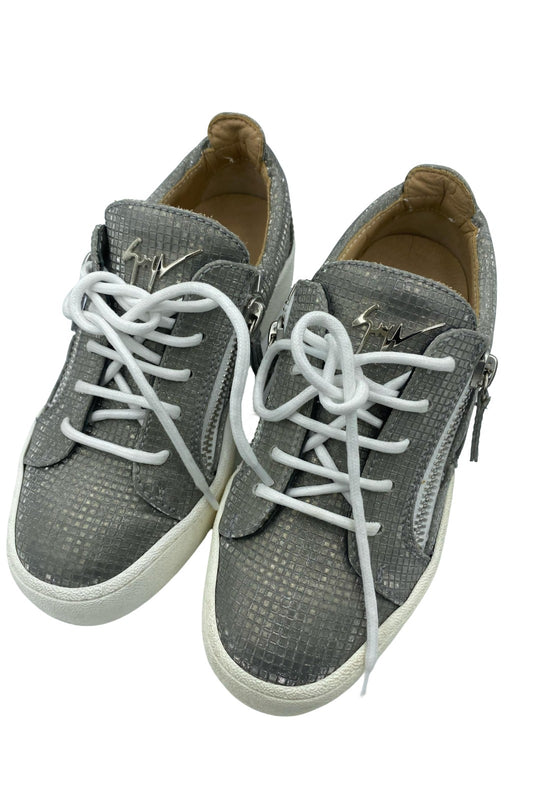 Tenis grises con textura tipo pitón y cierre lateral | Talla 36EU (23MX)